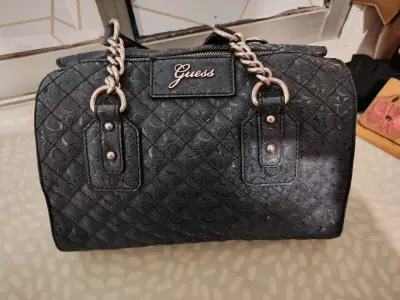 Bolso de mano Guess negro con cadena - miniatura 1