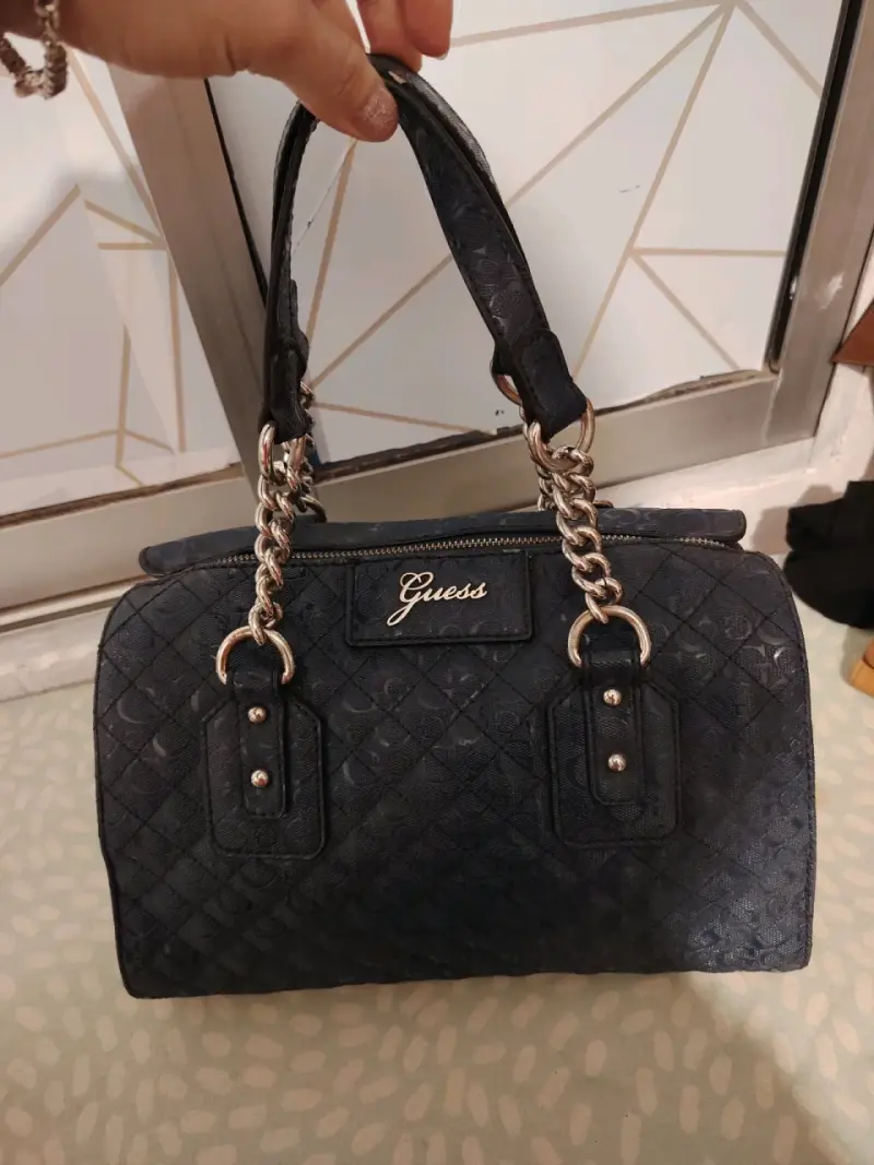 Bolso de mano Guess negro con cadena - 2