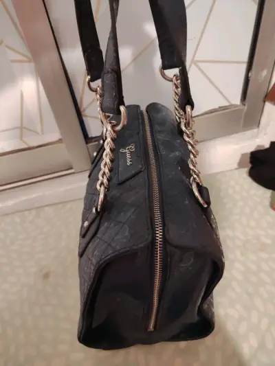 Bolso de mano Guess negro con cadena - miniatura 3