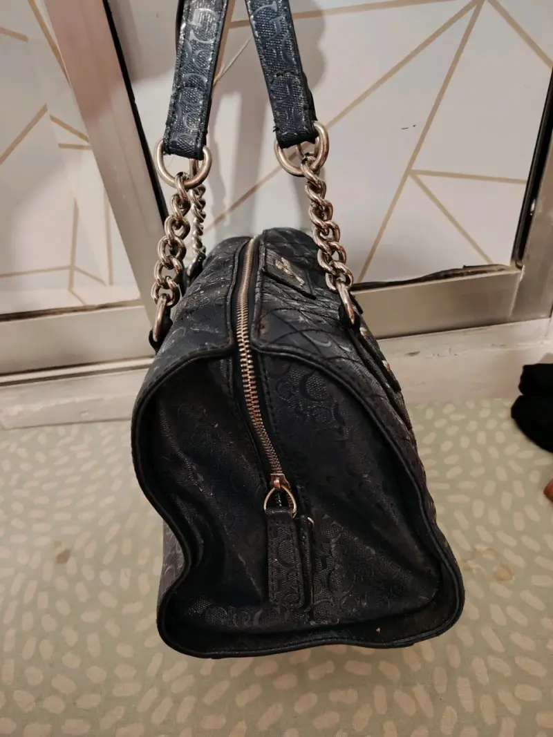 Bolso de mano Guess negro con cadena - 4