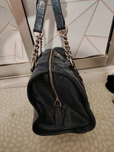 Bolso de mano Guess negro con cadena - miniatura 4