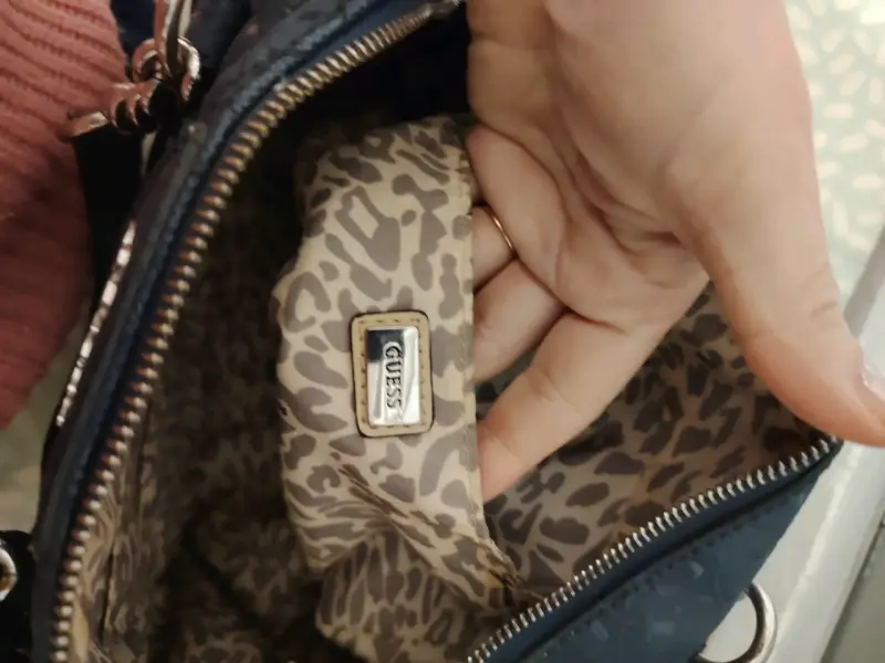 Bolso de mano Guess negro con cadena - 5