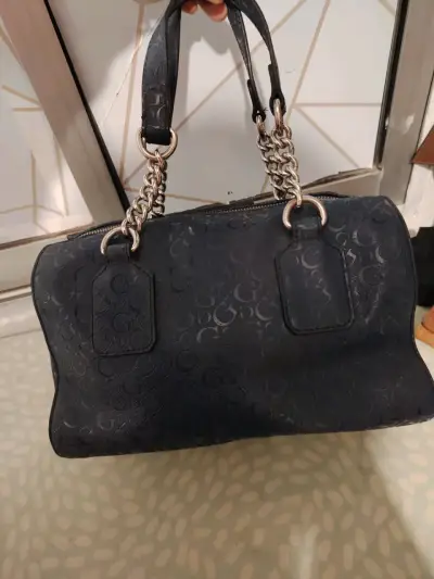 Bolso de mano Guess negro con cadena - miniatura 6
