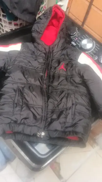 Chaqueta acolchada negra con capucha para niño - miniatura 1