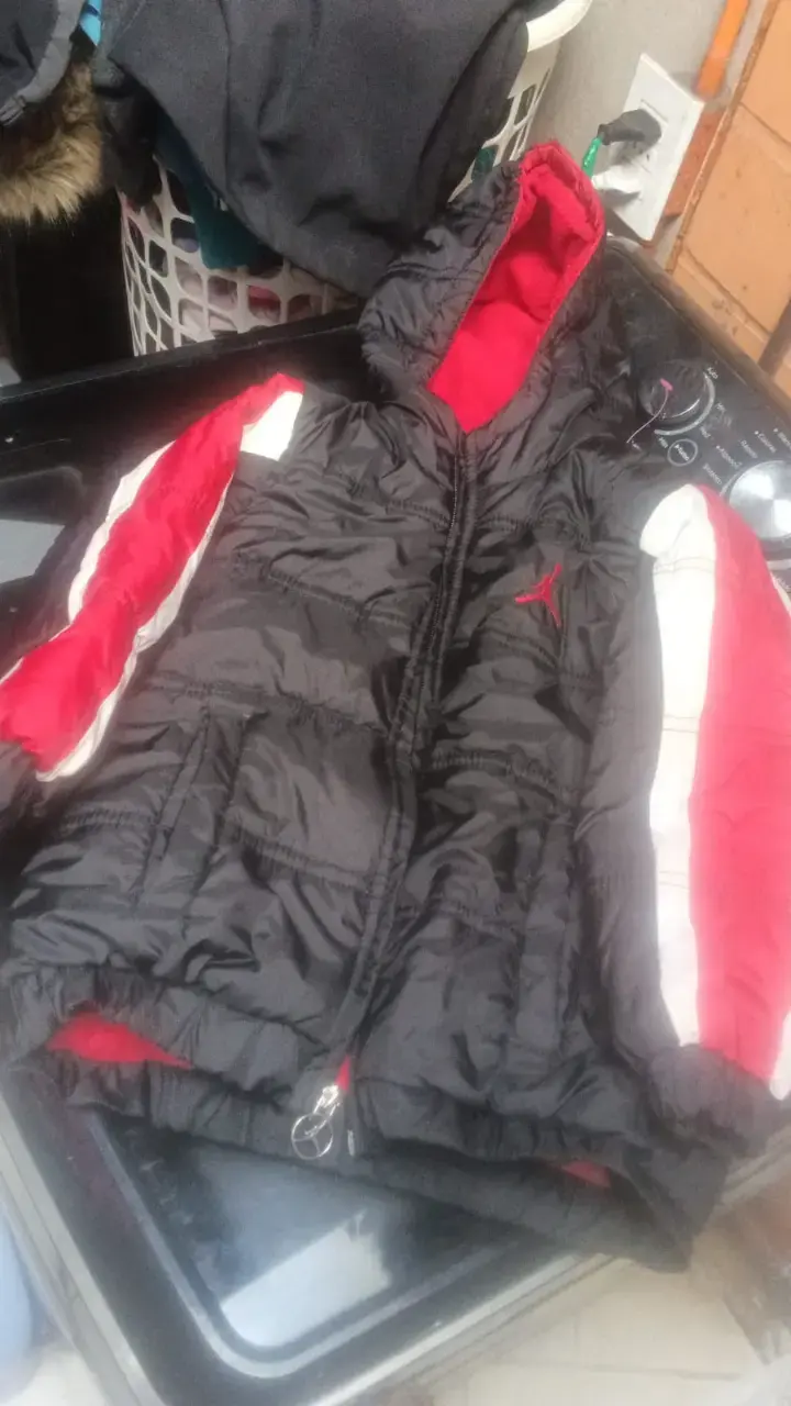 Chaqueta acolchada negra con capucha para niño - 2