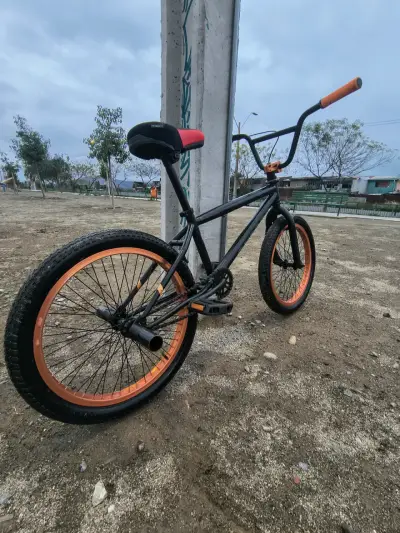 Bicicleta BMX Oxford negra con detalles naranjas - miniatura 1