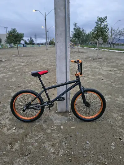 Bicicleta BMX Oxford negra con detalles naranjas - miniatura 2