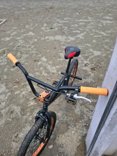 Bicicleta BMX Oxford negra con detalles naranjas - miniatura 3