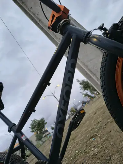 Bicicleta BMX Oxford negra con detalles naranjas - miniatura 4