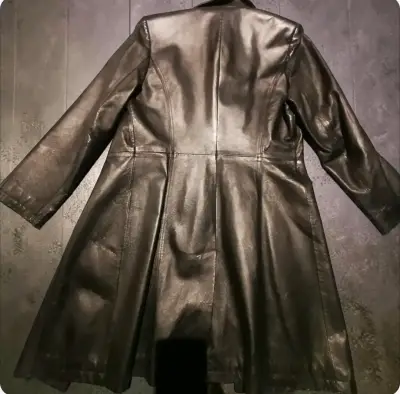 Abrigo de cuero negro para mujer - miniatura 2