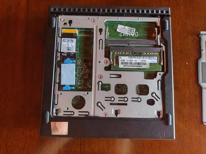 Mini PC Lenovo ThinkCentre con AMD Ryzen Pro - 5