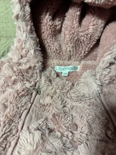 Enterito de bebé peludo rosa con capucha Limonada - miniatura 2