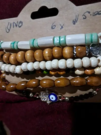 Set de pulseras de cuentas de madera y amuleto - miniatura 1