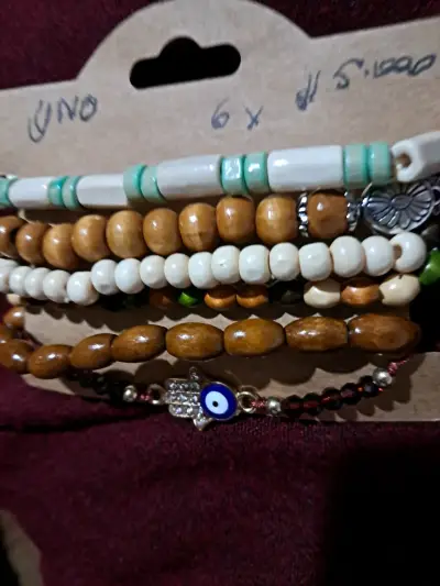 Set de pulseras de cuentas de madera y amuleto - miniatura 2