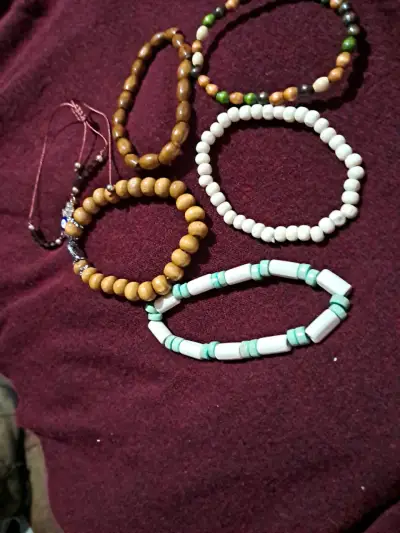 Set de pulseras de cuentas de madera y amuleto - miniatura 3