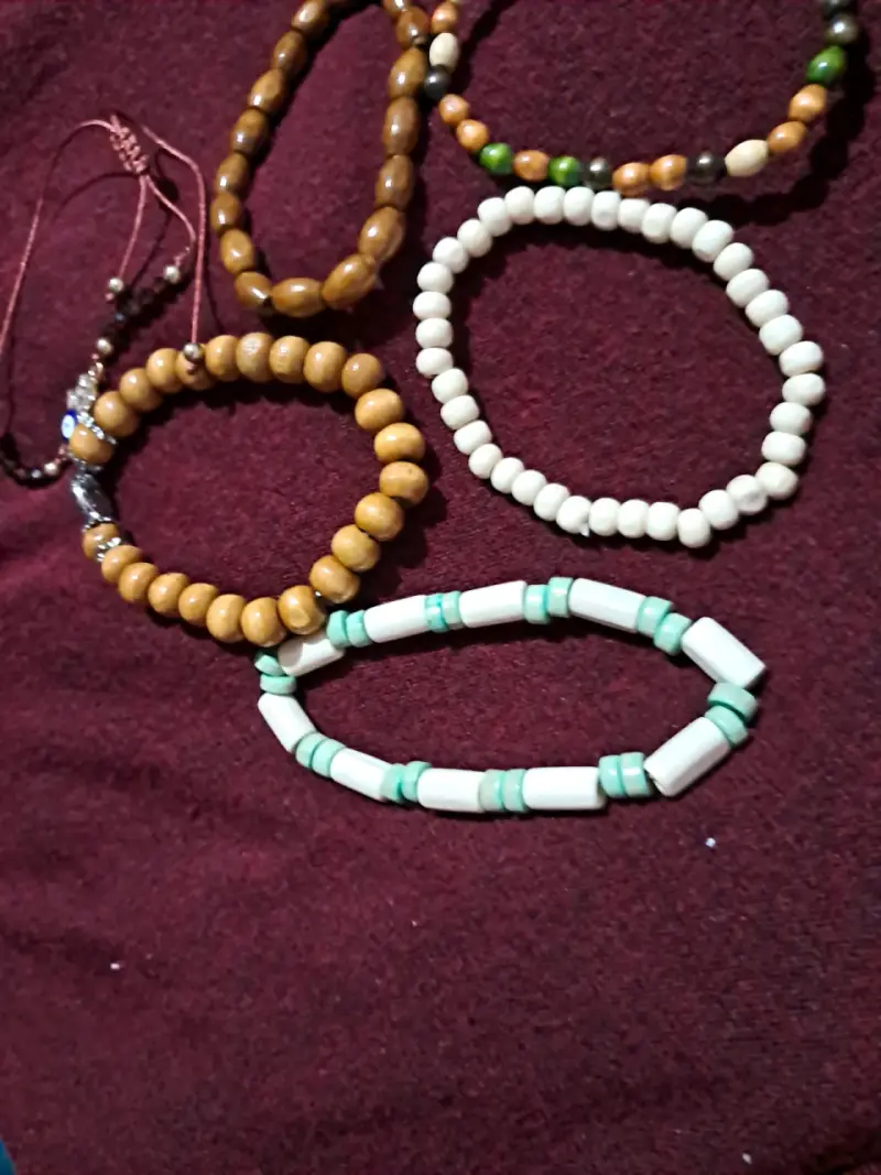 Set de pulseras de cuentas de madera y amuleto - 4