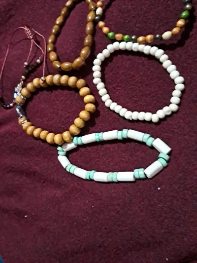 Set de pulseras de cuentas de madera y amuleto - miniatura 4