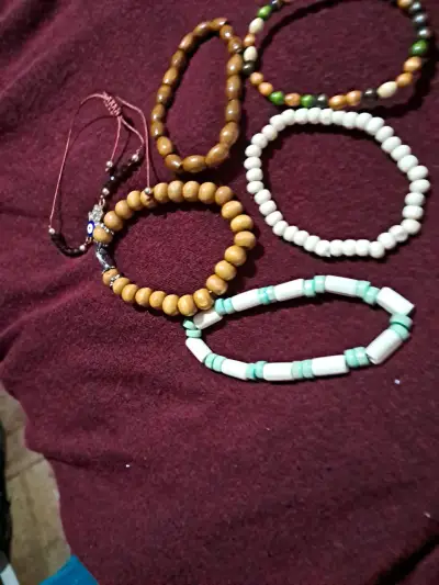 Set de pulseras de cuentas de madera y amuleto - miniatura 5