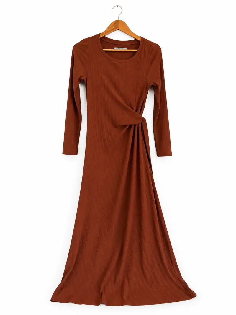Vestido largo marrón con diseño cruzado Basement