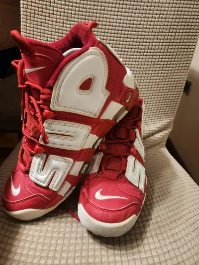 Zapatillas deportivas rojas y blancas Nike Air More Uptempo - miniatura 1