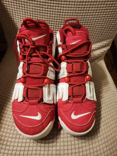 Zapatillas deportivas rojas y blancas Nike Air More Uptempo - miniatura 2