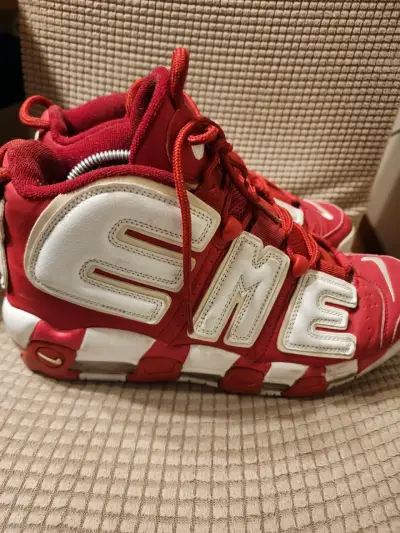 Zapatillas deportivas rojas y blancas Nike Air More Uptempo - miniatura 3