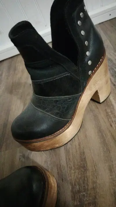 Botines de cuero negro con plataforma de madera - miniatura 1