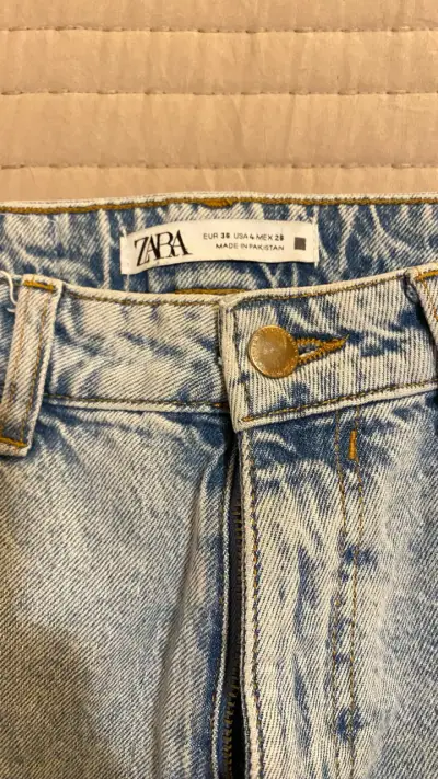 Jeans Zara de mezclilla azul claro para mujer - miniatura 1