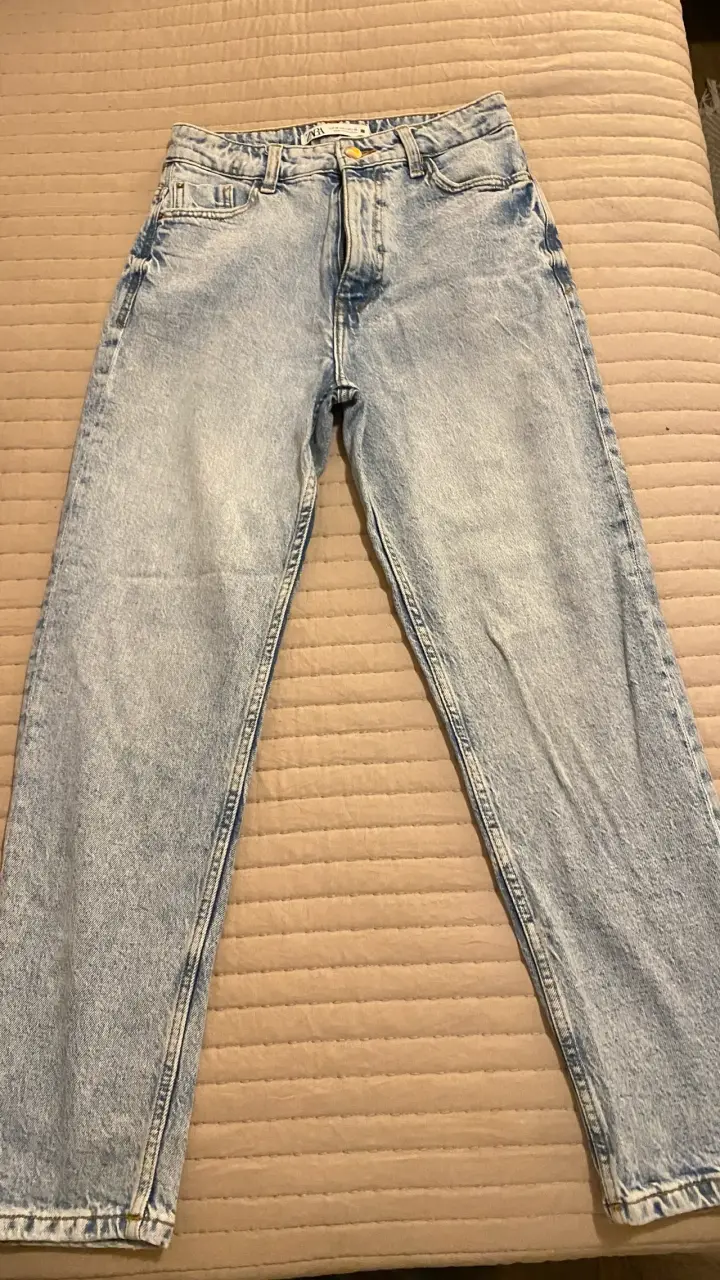 Jeans Zara de mezclilla azul claro para mujer - 2