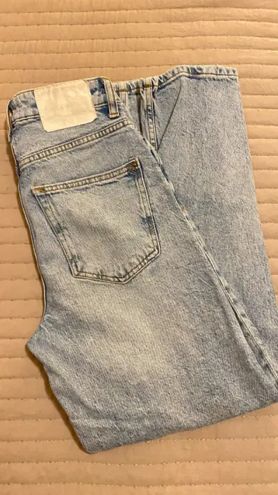 Jeans Zara de mezclilla azul claro para mujer - miniatura 3