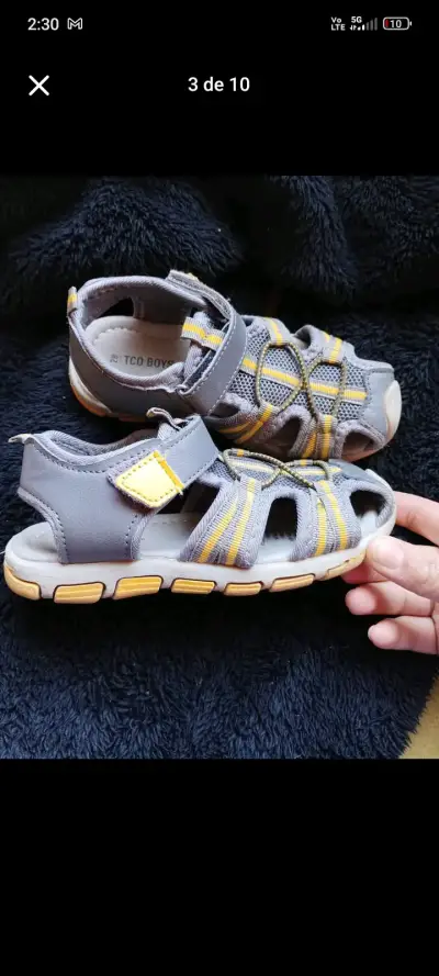 Sandalias para niños grises con detalles amarillos - miniatura 1