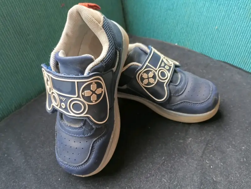 Sandalias para niños grises con detalles amarillos - 3
