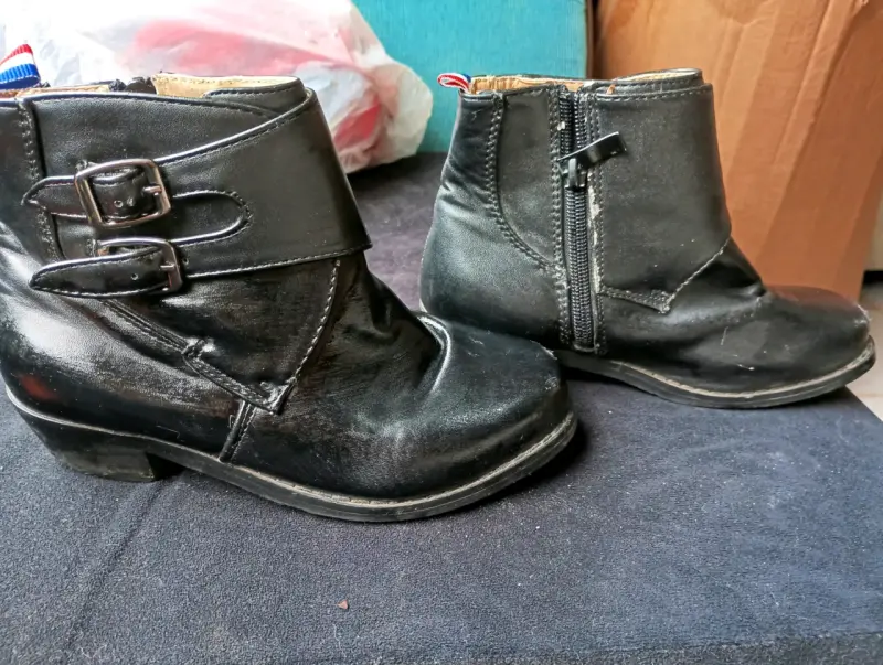Sandalias para niños grises con detalles amarillos - 4