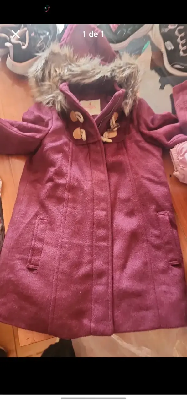 Abrigo de niña con capucha y forro de piel