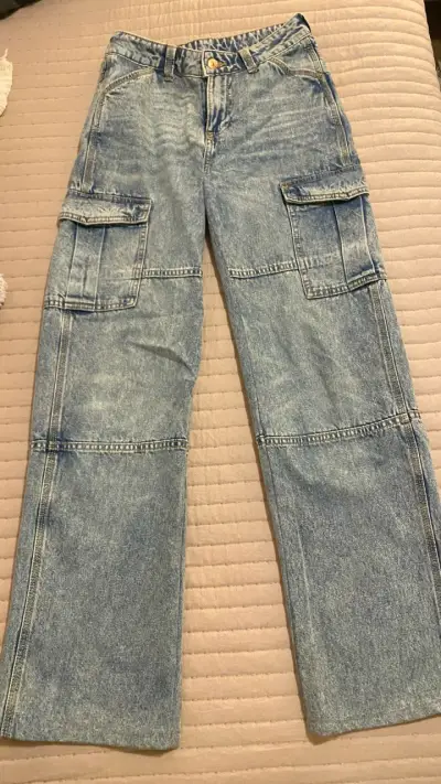 Jeans cargo de mezclilla azul para mujer - miniatura 1