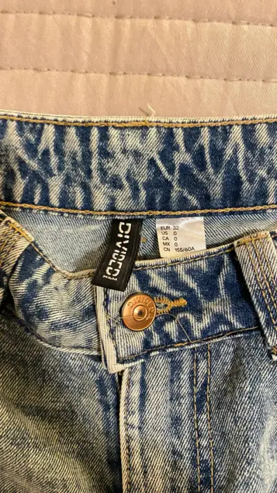 Jeans cargo de mezclilla azul para mujer - miniatura 2