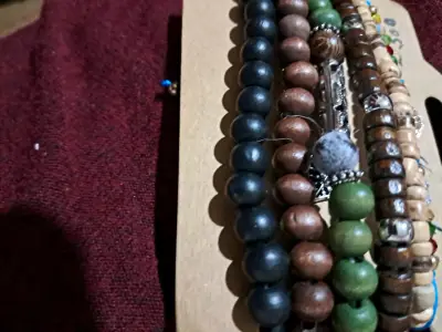 Set de pulseras de cuentas de madera multicolor - miniatura 1