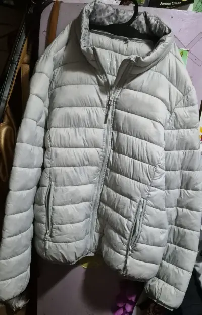 Chaqueta acolchada gris para mujer - miniatura 1