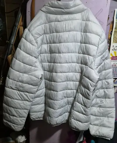 Chaqueta acolchada gris para mujer - miniatura 2