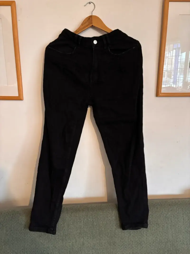 Mom jeans negros, tiro alto, talla 38