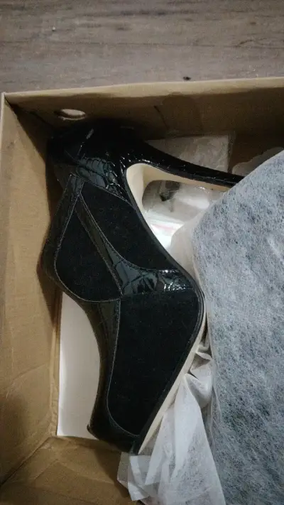 Zapatos de tacón alto negros elegantes - miniatura 1