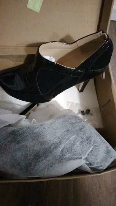Zapatos de tacón alto negros elegantes - miniatura 2