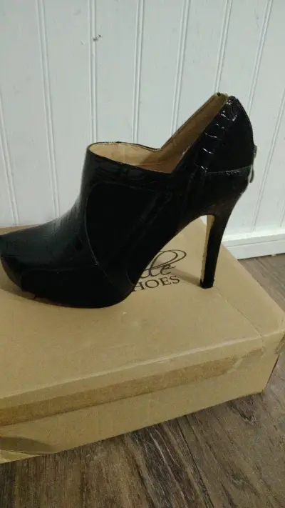 Zapatos de tacón alto negros elegantes - miniatura 4