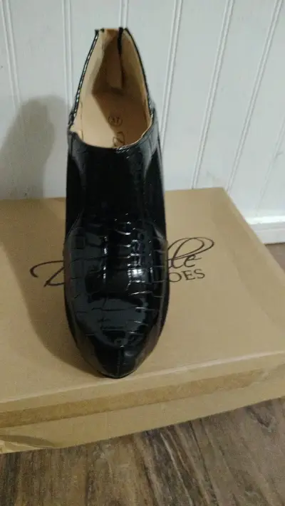 Zapatos de tacón alto negros elegantes - miniatura 5