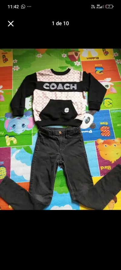 Conjunto de ropa infantil Coach con jeans negros - miniatura 1