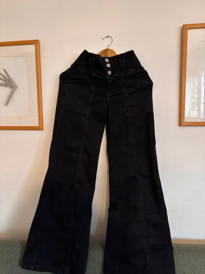 Jeans Flarie negros y elasticados, Santísima