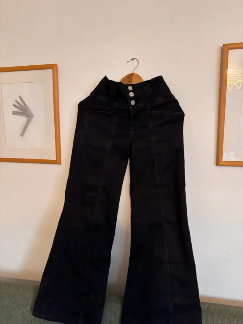 Jeans Flarie negros y elasticados, Santísima - 2
