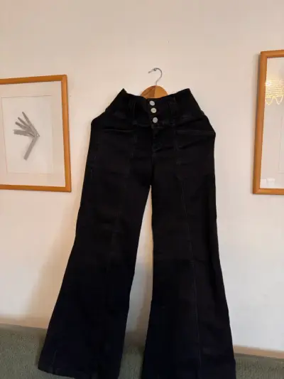 Jeans Flarie negros y elasticados, Santísima - miniatura 2