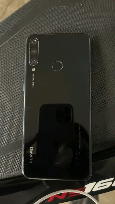 Smartphone Huawei con triple cámara trasera - miniatura 2