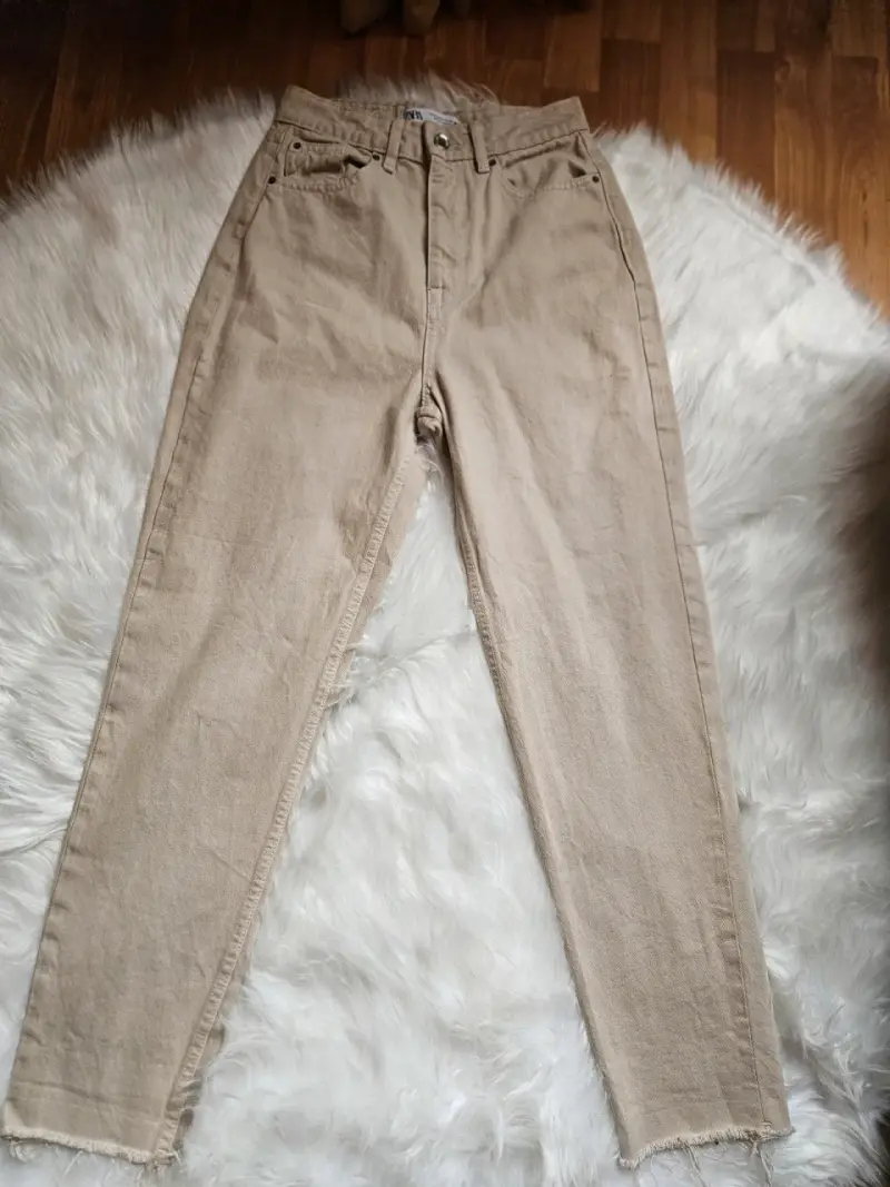 Jeans beige de tiro alto con dobladillo deshilachado - 1